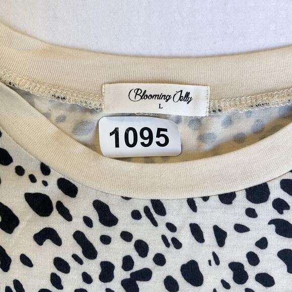 Blooming Jelly Women Shirt Size L Beige Animal Print Crew Neck Pullover - Picture 2 of 8